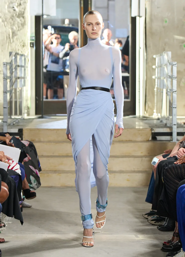 アライア(ALAÏA)2023年冬春コレクションを発表 | メゾンの真髄「パラドックス」への探求 7 Alaia WS23 look number 02