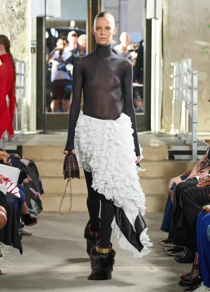 アライア(ALAÏA)2023年冬春コレクションを発表 | メゾンの真髄「パラドックス」への探求 8 Alaia WS23 look number 05