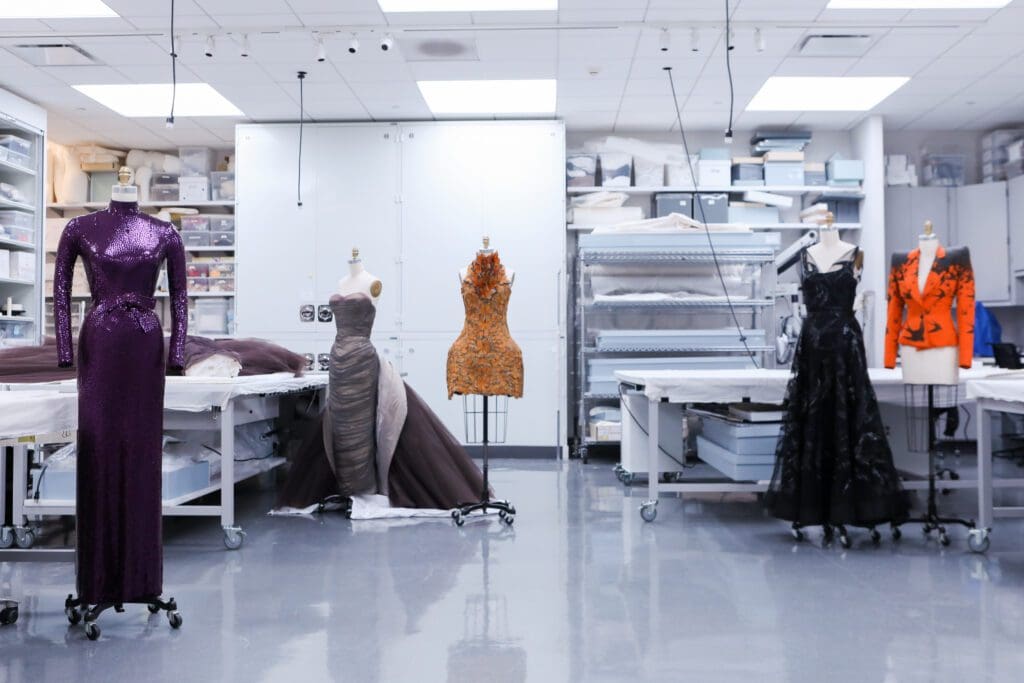 メットガラ、2024年のテーマは「Sleeping Beauties: Reawakening Fashion(眠れる美女たち - 蘇るファッション)」に 9 9. AtmosphereCIConservationLab