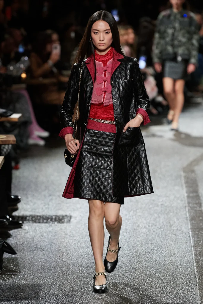 シャネル(Chanel)メティエダール 2024 コレクション|マンチェスターの音楽カルチャーへ捧げるオマージュ 4 00024 chanel pre fall 2024 credit