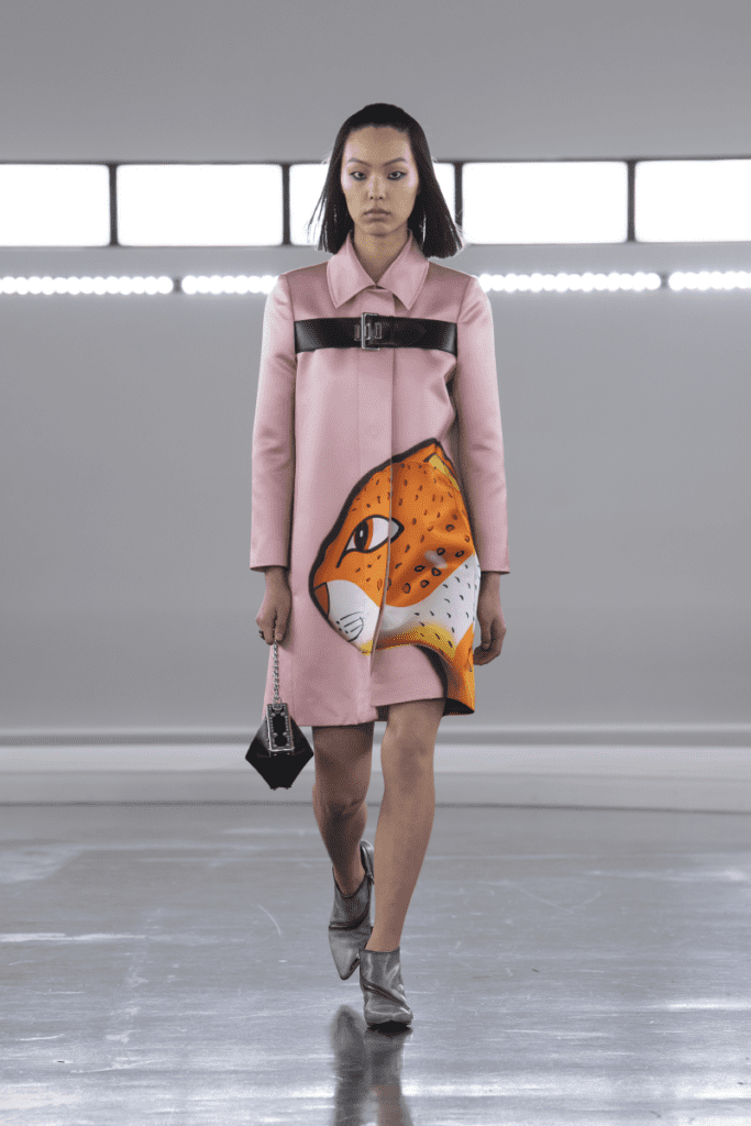 ルイ・ヴィトン(Louis Vuitton)、上海で2024年ウィメンズ・プレフォール「Voyager Show」を開催 11 Look 01f 800x1200 1