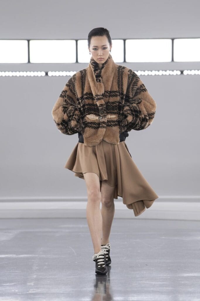 ルイ・ヴィトン(Louis Vuitton)、上海で2024年ウィメンズ・プレフォール「Voyager Show」を開催 13 Look 43 800x1200 1