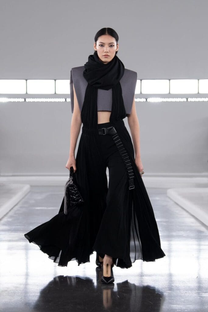 ルイ・ヴィトン(Louis Vuitton)、上海で2024年ウィメンズ・プレフォール「Voyager Show」を開催 15 Look 50 1 800x1200 1