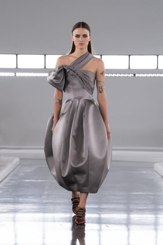 ルイ・ヴィトン(Louis Vuitton)、上海で2024年ウィメンズ・プレフォール「Voyager Show」を開催 17 Look 54 800x1200 1