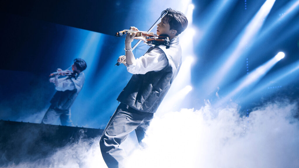 モンクレール(Moncler)、上海ファッションウィークで巨大都市型イベント「The City of Genius」を開催 9 ヘンリー・ラウ(Henry Lau)によるライブパフォーマンス