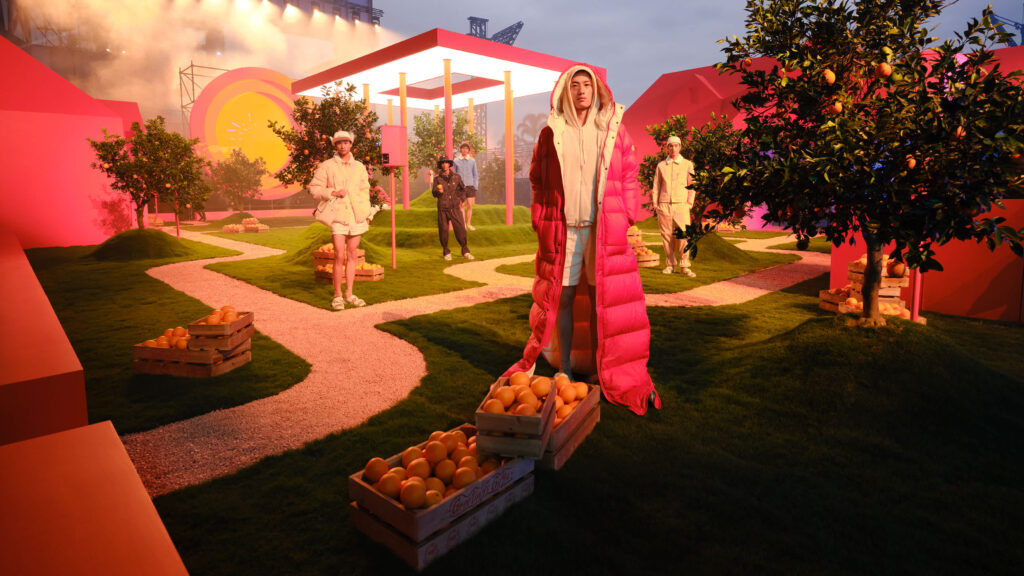 モンクレール(Moncler)、上海ファッションウィークで巨大都市型イベント「The City of Genius」を開催 11 THE CITY OF GENIUS SPACES WITH MODELS AND PRODUCT FOCUS 1