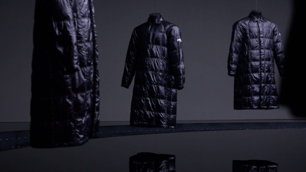 モンクレール(Moncler)、上海ファッションウィークで巨大都市型イベント「The City of Genius」を開催 10 THE CITY OF GENIUS SPACES WITH MODELS AND PRODUCT FOCUS 25