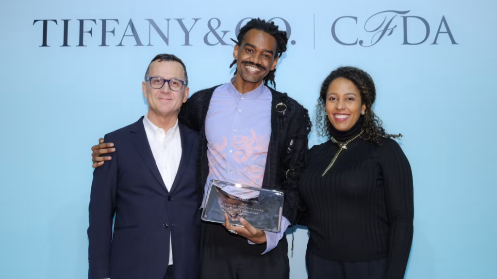 『Tiffany & Co. × CFDA Jewelry Designer Award』の初代受賞者に、ジャミール・モハメッド(Jameel Mohammed)が輝く 3 左からスティーブン・コルブ(Steven Kolb)、ジャミール・モハメッド(Jameel Mohammed)、ステファニー・ウェダ=クルーズ(Stéphanie Oueda-Cruz)