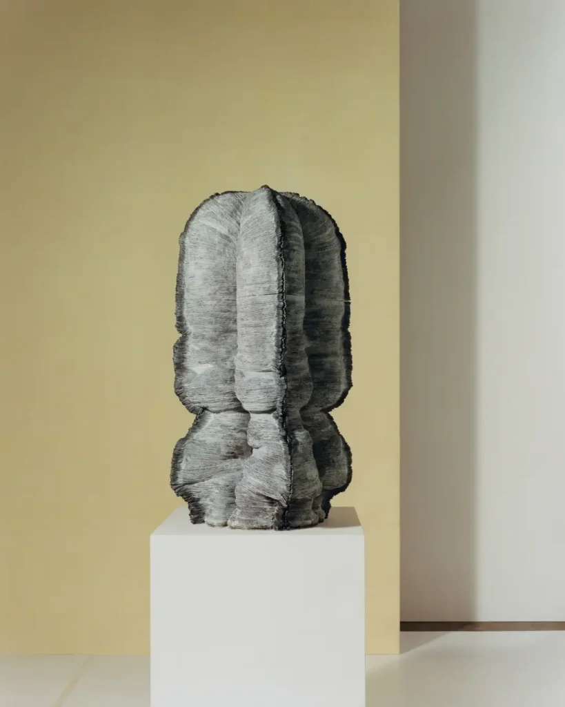 ロエベ(LOEWE)主催の国際的クラフト賞「LOEWE FOUNDATION Craft Prize 2025」にて、青木邦眞が大賞を受賞 8 青木 邦眞(日本)《Realm of Living Things 19》 、テラコッタ、400 x 400 x 870 mm 2024年