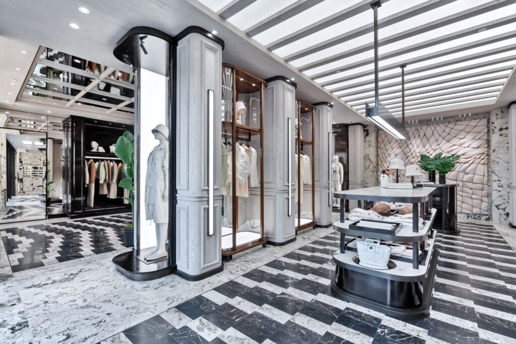 モンクレール(Moncler)、サウスコーストプラザに新店舗をオープン─建築美とクラフツマンシップが融合したラグジュアリー空間 7 Moncler SPC EDITS 4