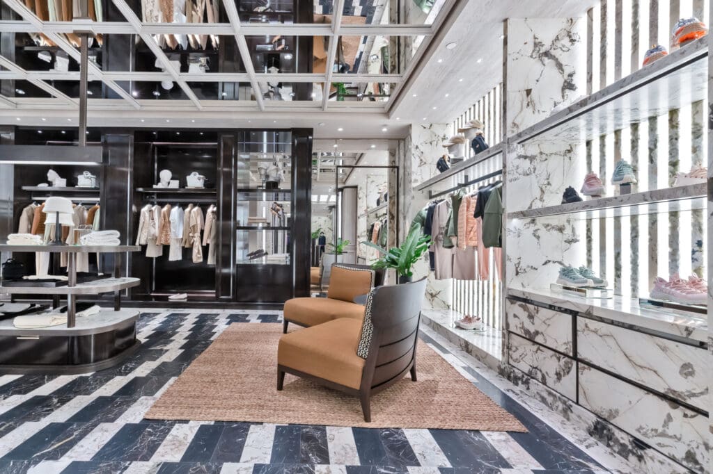 モンクレール(Moncler)、サウスコーストプラザに新店舗をオープン─建築美とクラフツマンシップが融合したラグジュアリー空間 8 Moncler SPC EDITS 6