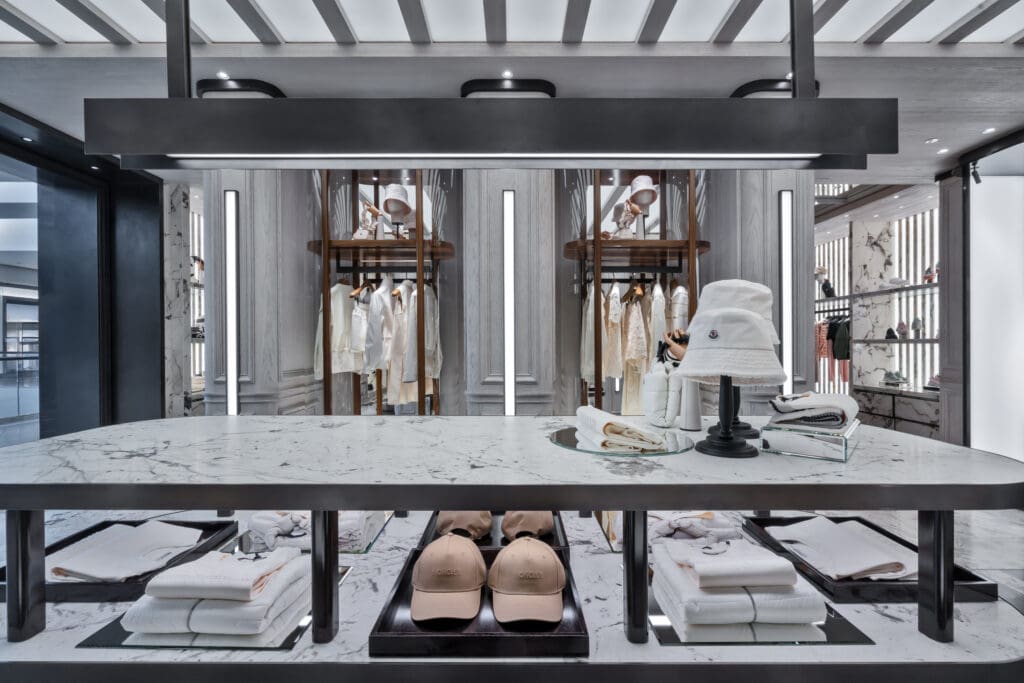 モンクレール(Moncler)、サウスコーストプラザに新店舗をオープン─建築美とクラフツマンシップが融合したラグジュアリー空間 6 Moncler SPC EDITS 8