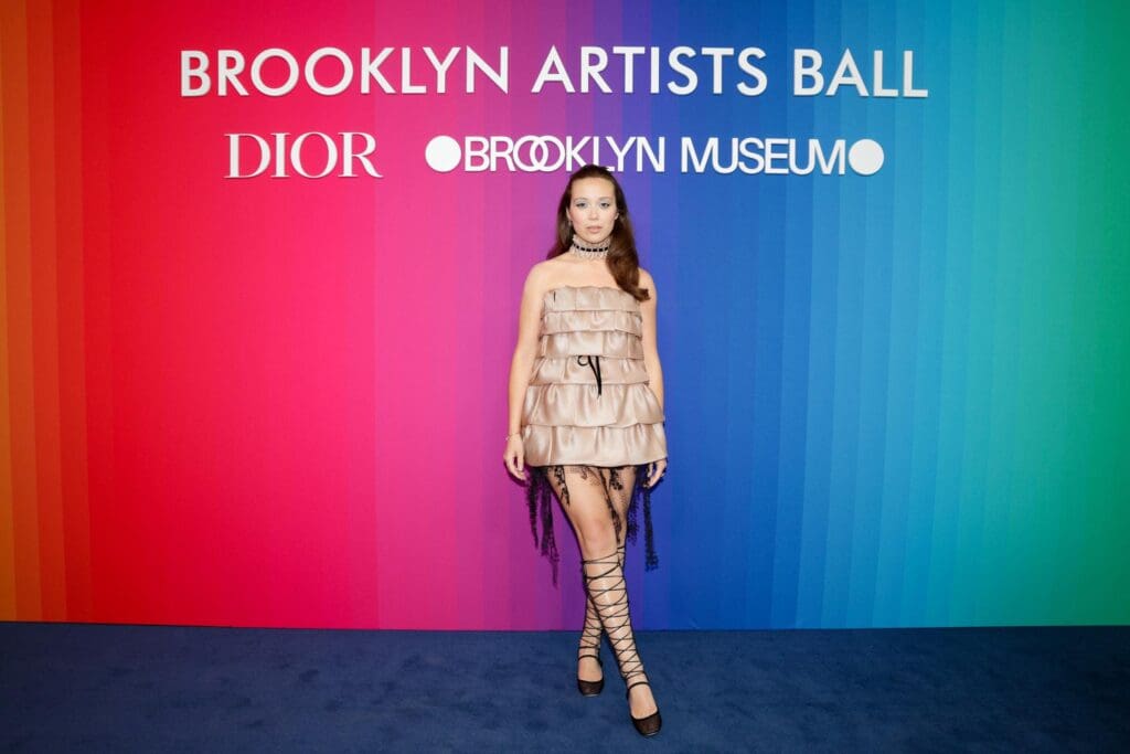 ブルックリン美術館で「2025 Brooklyn Artists Ball」が開催─ ディオールが彩り集う創造とファッションの饗宴 7 レイヴェイ