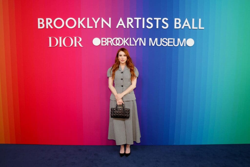 ブルックリン美術館で「2025 Brooklyn Artists Ball」が開催─ ディオールが彩り集う創造とファッションの饗宴 5 エマ・ロバーツ