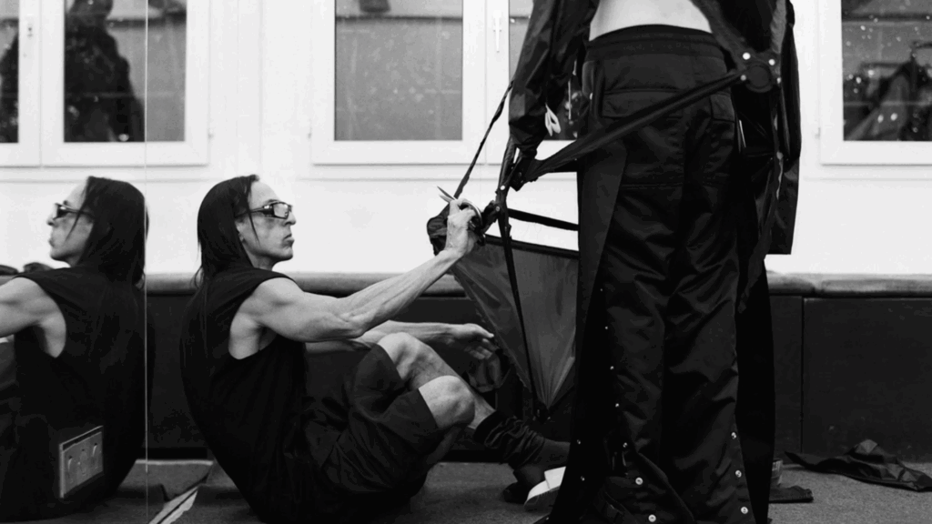 リック・オウエンス(Rick Owens)がパリで初の大規模回顧展『Rick Owens, Temple of Love』を開催 4 1 10