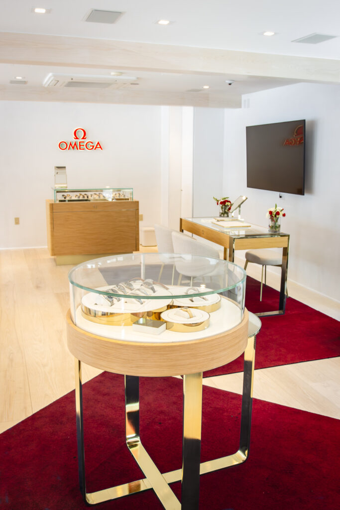 オメガ(OMEGA)がオリバー スミスと提携し、アスペンに新ブティックをオープンー 米国の西部市場を強化 4 Omega Aspen Boutique interior OliverSmithJeweler amc 0625