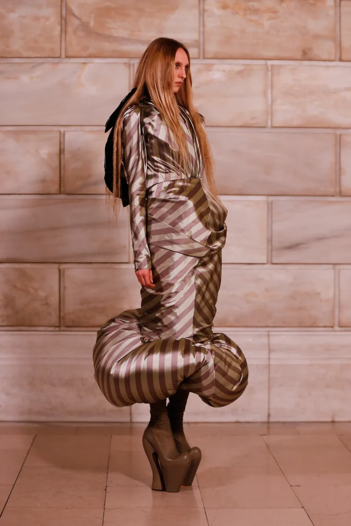 マーク ジェイコブス(Marc Jacobs)Runway 2026ー ヴィクトリア時代を再構築した19の美学 15 00004 marc jacobs fall 2025 ready to wear
