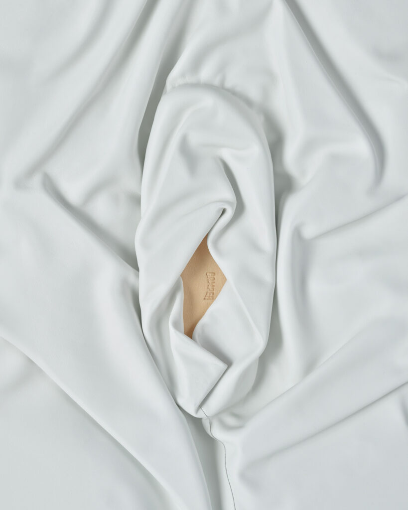 【CAMPER × ISSEY MIYAKE】一枚の布の発想から生まれた、しなやかなフットウェアコレクション「Peu Form」を発表 10 sub14