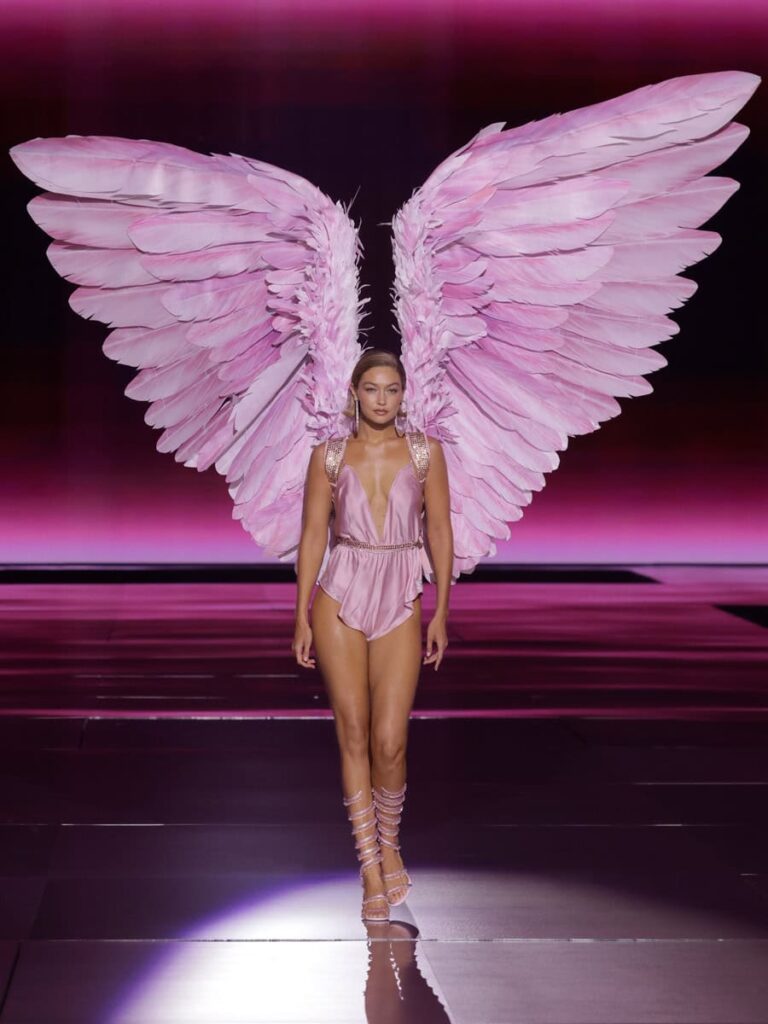 ヴィクトリアズ シークレット(Victoria’s Secret)ファッションショー、2025年も再び開催が決定 3 vsfs look 1