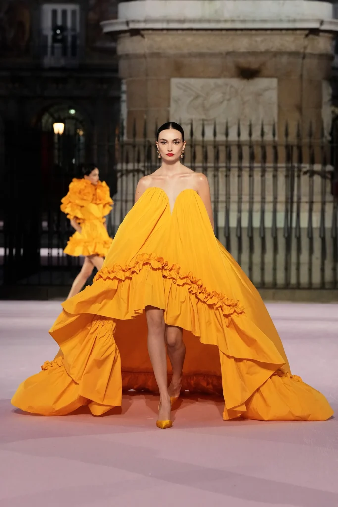 キャロリーナ ヘレラ(Carolina Herrera)、マドリードの中心で歴史的ショーを開催 16 00030 carolina herrera spring 2026
