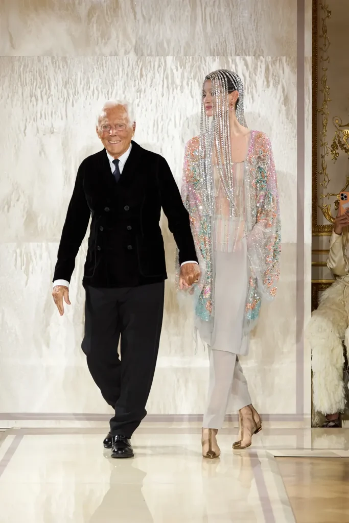ジョルジオ・アルマーニ(Giorgio Armani)、ファッションを変革した巨匠が残した功績と遺産 8 00094 armani prive spring 2025 couture scaled 1
