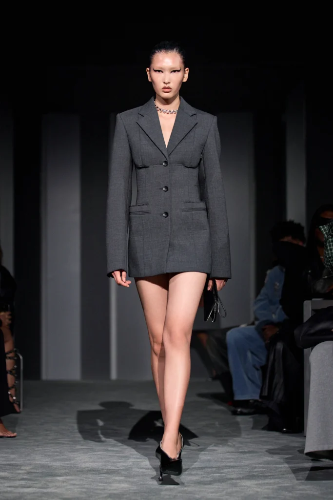 20周年を迎えたアレキサンダーワン(alexanderwang):“強き女性像”を描くマニフェスト 17 AlexanderWang TheMatriach Runway S26 Look001 2x3