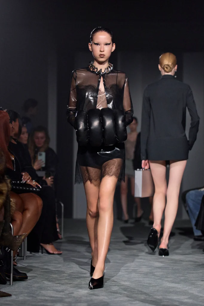 20周年を迎えたアレキサンダーワン(alexanderwang):“強き女性像”を描くマニフェスト 25 AlexanderWang TheMatriach Runway S26 Look012 2x3