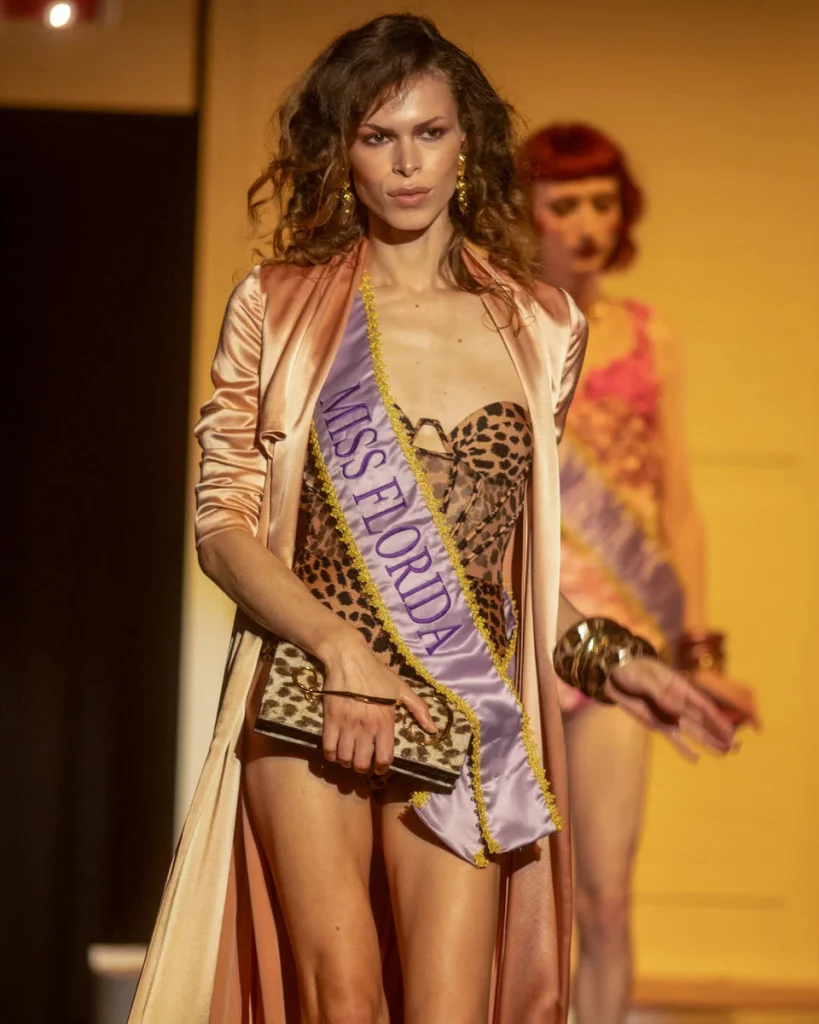 アレクシス ビター(Alexis Bittar)2026年春夏コレクション:アクセサリーと社会批評が交錯する幻想の舞台 8 unnamed 4