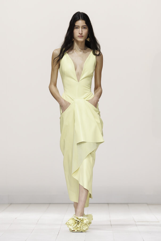 ジバンシィ(Givenchy)2026年春夏ー サラ・バートンが導く“自由としてのフェミニティ” 29 Givenchy SS26 WOMEN SHOW LOOK 14