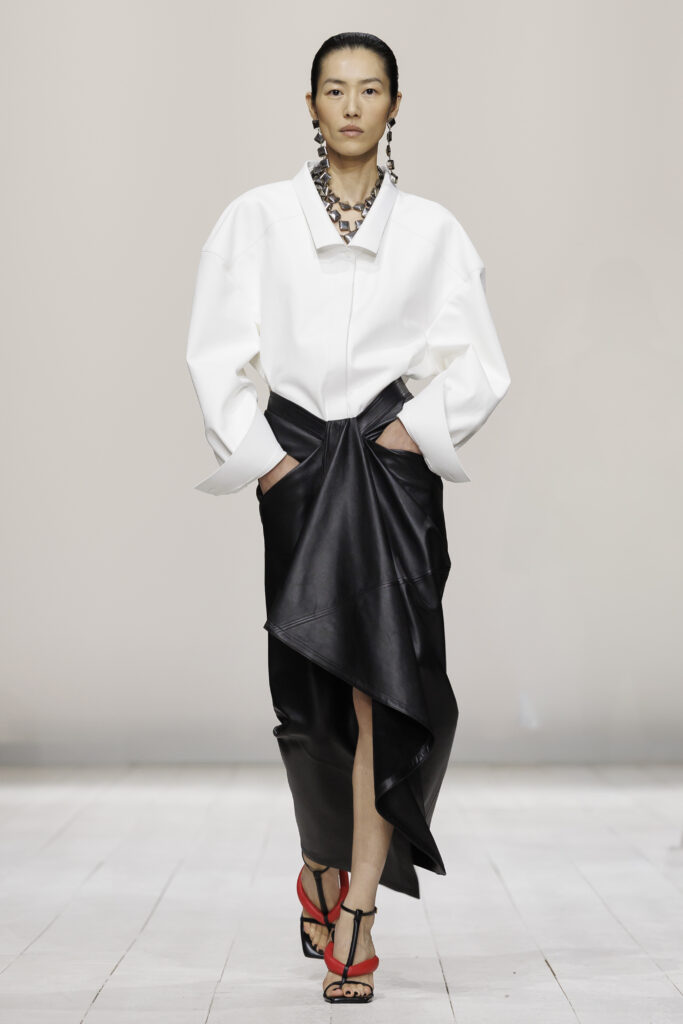 ジバンシィ(Givenchy)2026年春夏ー サラ・バートンが導く“自由としてのフェミニティ” 37 Givenchy SS26 WOMEN SHOW LOOK 28