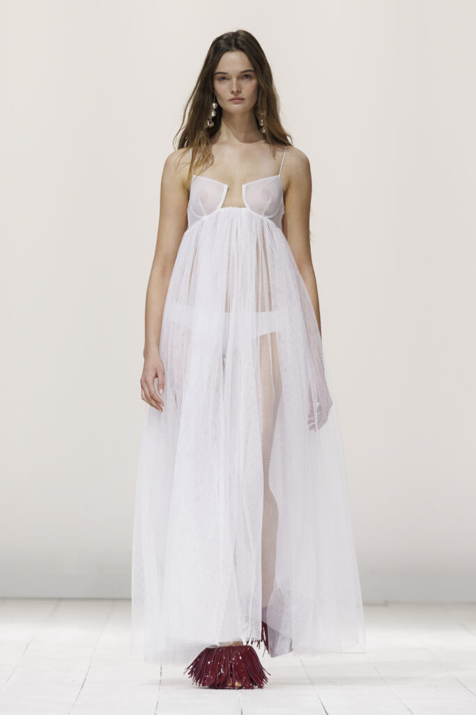 ジバンシィ(Givenchy)2026年春夏ー サラ・バートンが導く“自由としてのフェミニティ” 35 Givenchy SS26 WOMEN SHOW LOOK 37