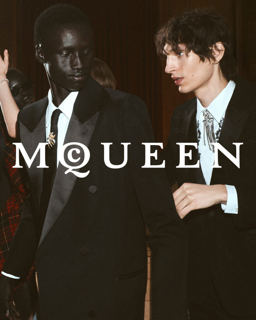 マックイーン(McQueen)、荘厳なエルサム宮殿で魅せる2025年ホリデーコレクション 7 McQUEEN SS26 PRE CO HOLIDAY LOGO 1080 X 1350 16
