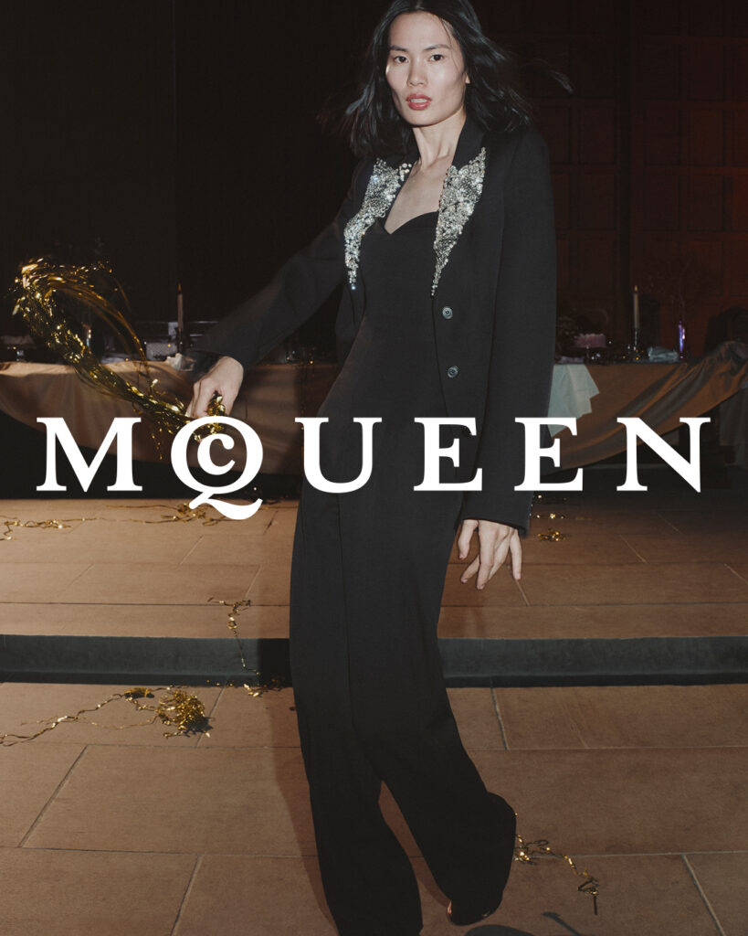 マックイーン(McQueen)、荘厳なエルサム宮殿で魅せる2025年ホリデーコレクション 8 McQUEEN SS26 PRE CO HOLIDAY LOGO 1080 X 1350 19