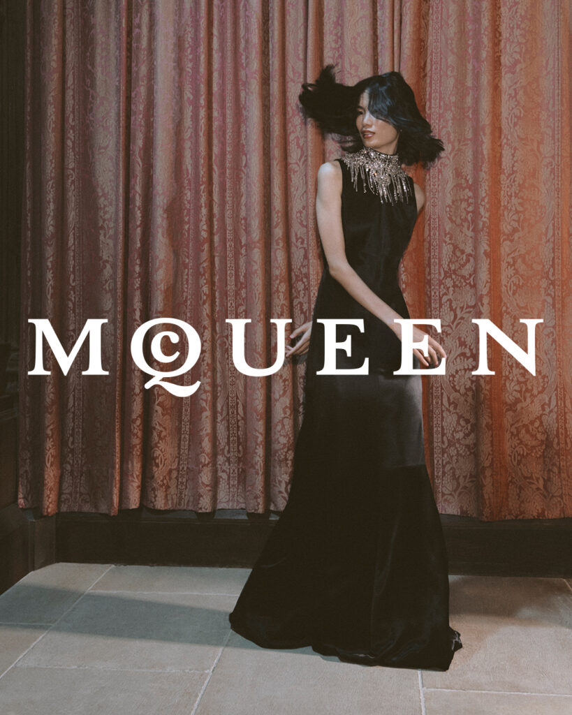 マックイーン(McQueen)、荘厳なエルサム宮殿で魅せる2025年ホリデーコレクション 6 McQUEEN SS26 PRE CO HOLIDAY LOGO 1080 X 1350 4