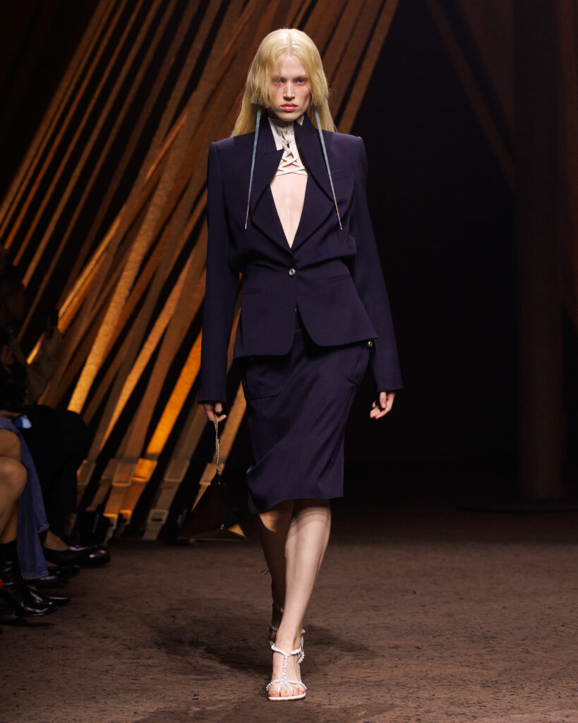 マックイーン(McQueen)2026年春夏コレクション──ショーン・マクギアーが描く“本能と秩序の再定義” 21 McQueen SS26 Look 06