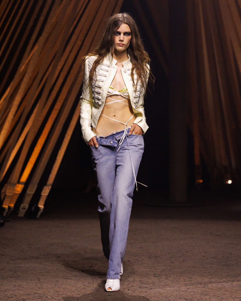 マックイーン(McQueen)2026年春夏コレクション──ショーン・マクギアーが描く“本能と秩序の再定義” 24 McQueen SS26 Look 12