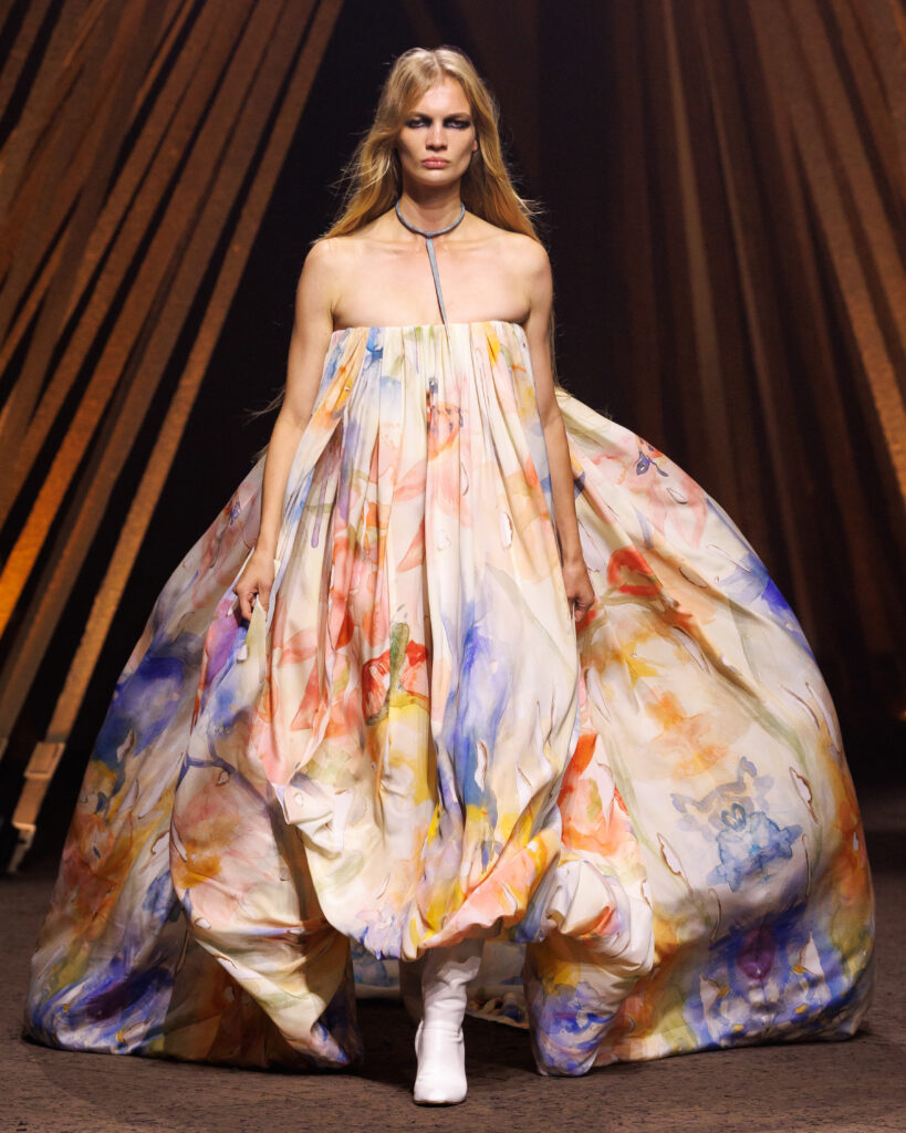 マックイーン(McQueen)、ロンドン・ファッションウィーク 2027年春夏に復帰 5 McQueen SS26 Look 15