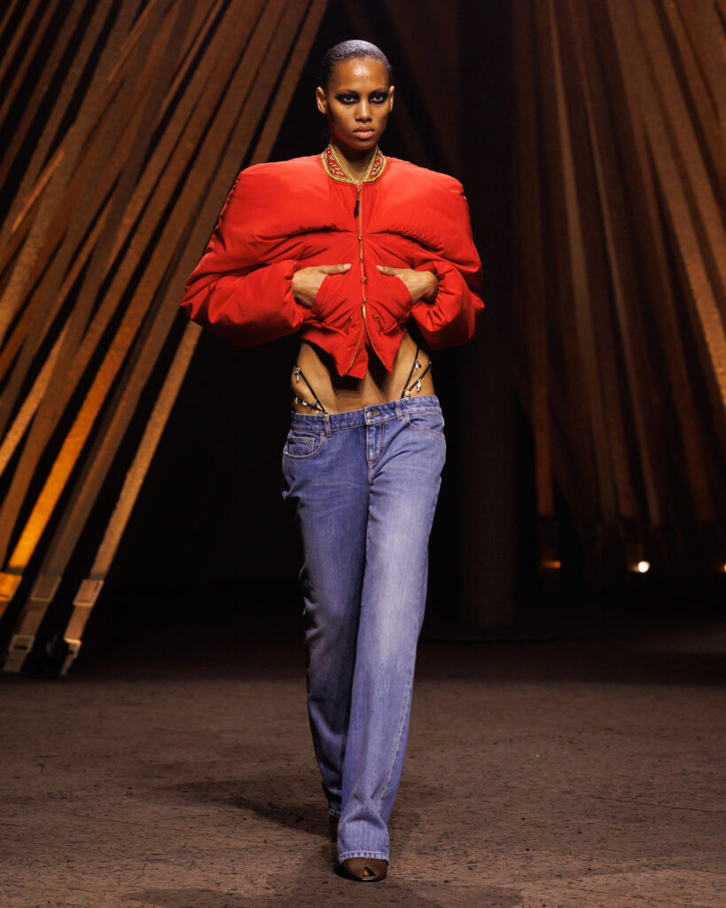 マックイーン(McQueen)、ロンドン・ファッションウィーク 2027年春夏に復帰 6 McQueen SS26 Look 23