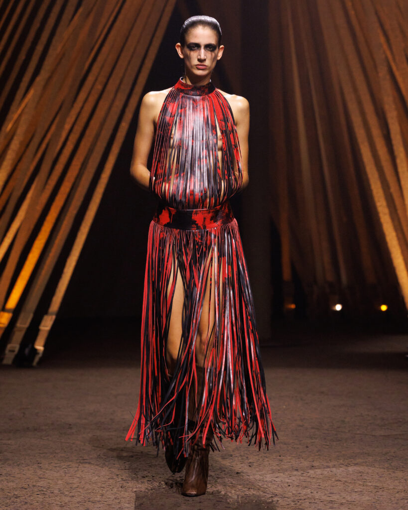 マックイーン(McQueen)2026年春夏コレクション──ショーン・マクギアーが描く“本能と秩序の再定義” 29 McQueen SS26 Look 39