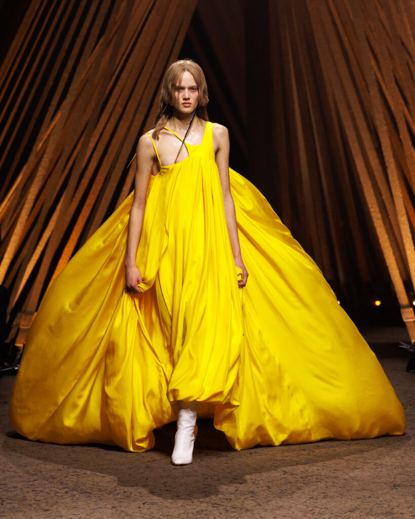 マックイーン(McQueen)2026年春夏コレクション──ショーン・マクギアーが描く“本能と秩序の再定義” 32 McQueen SS26 Look 48