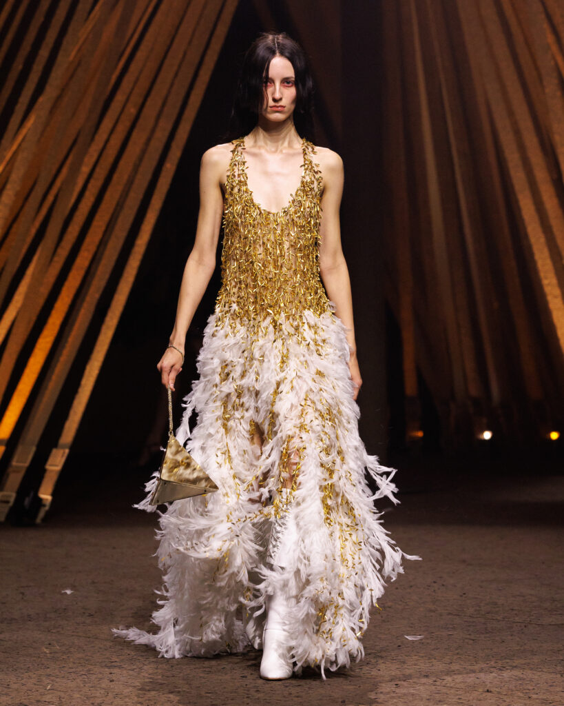 マックイーン(McQueen)2026年春夏コレクション──ショーン・マクギアーが描く“本能と秩序の再定義” 33 McQueen SS26 Look 49