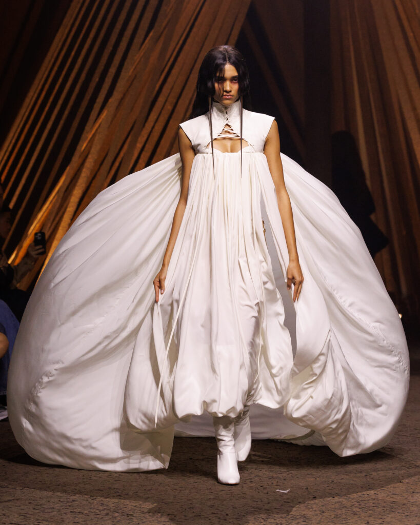 マックイーン(McQueen)2026年春夏コレクション──ショーン・マクギアーが描く“本能と秩序の再定義” 34 McQueen SS26 Look 50