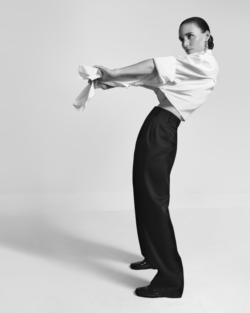 ジバンシィ(Givenchy)、サラ・バートンによる2026年スプリングキャンペーンを公開 5 GIVENCHY S26 CAMPAIGN 4x5 06