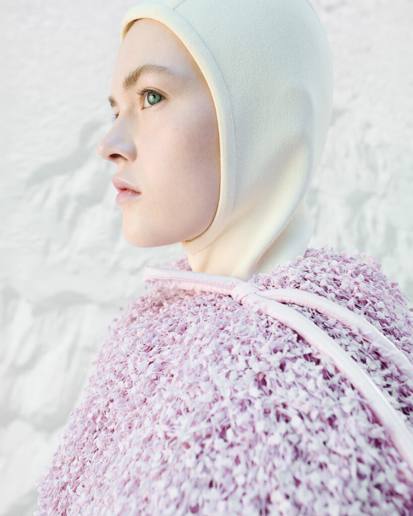 モンクレール + ジル サンダー(MONCLER + JIL SANDER)、初のコラボコレクションが描く“静かなエレガンス” 9 MONCLR JIL SANDER CAMPAIGN IMAGE 4x5 0000011