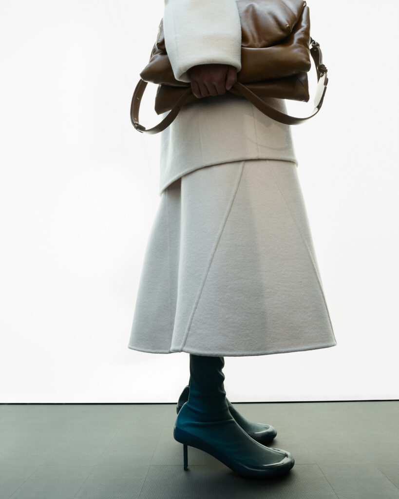 モンクレール + ジル サンダー(MONCLER + JIL SANDER)、初のコラボコレクションが描く“静かなエレガンス” 10 MONCLR JIL SANDER CAMPAIGN IMAGE 4x5 0000021