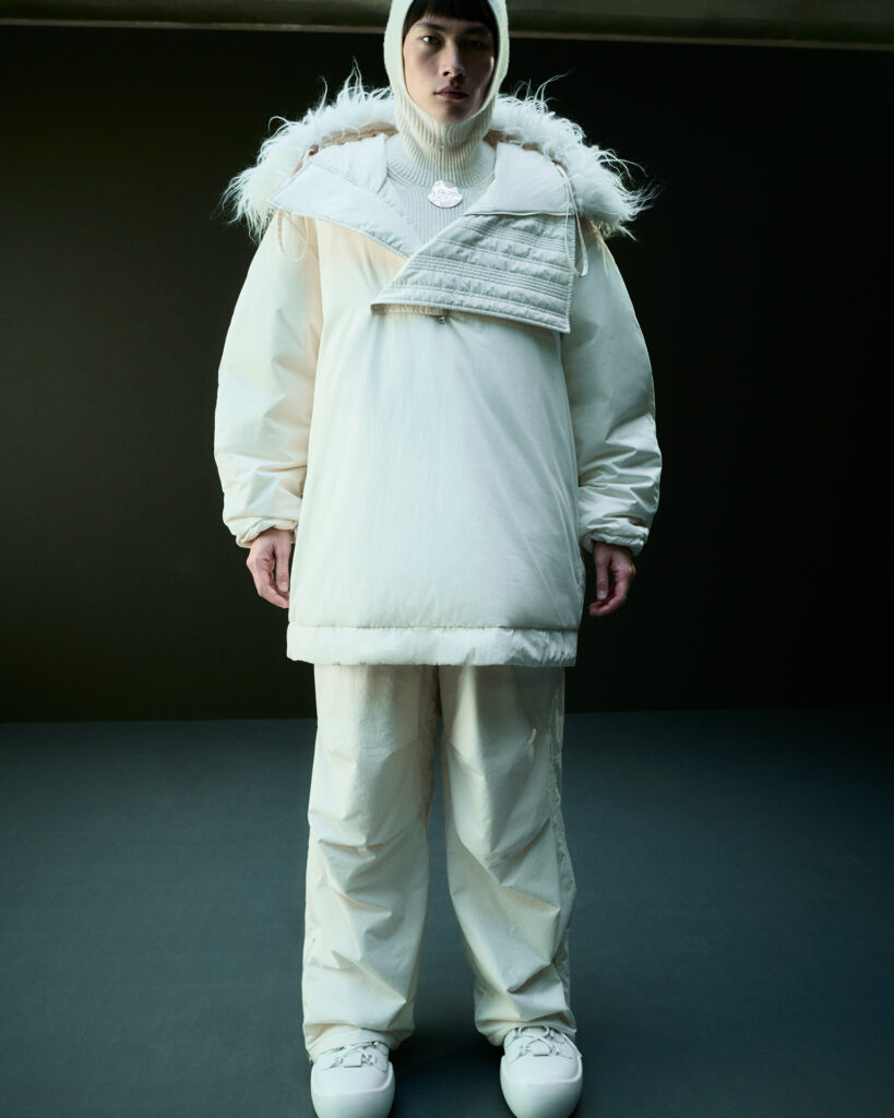 モンクレール + ジル サンダー(MONCLER + JIL SANDER)、初のコラボコレクションが描く“静かなエレガンス” 8 MONCLR JIL SANDER CAMPAIGN IMAGE 4x5 000005
