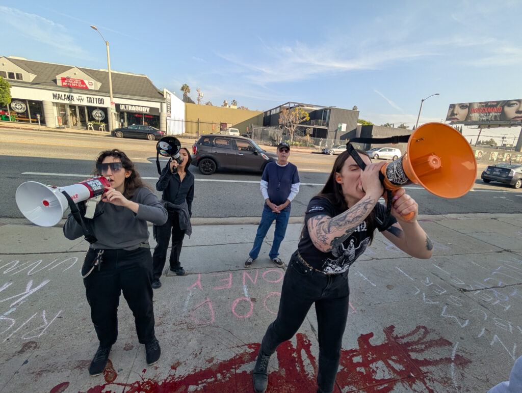 リック オウエンス(Rick Owens)、CAFTの抗議を受けファー使用を完全廃止へ 4 20251213 Los Angeles Rick Owens CAFT Protest2