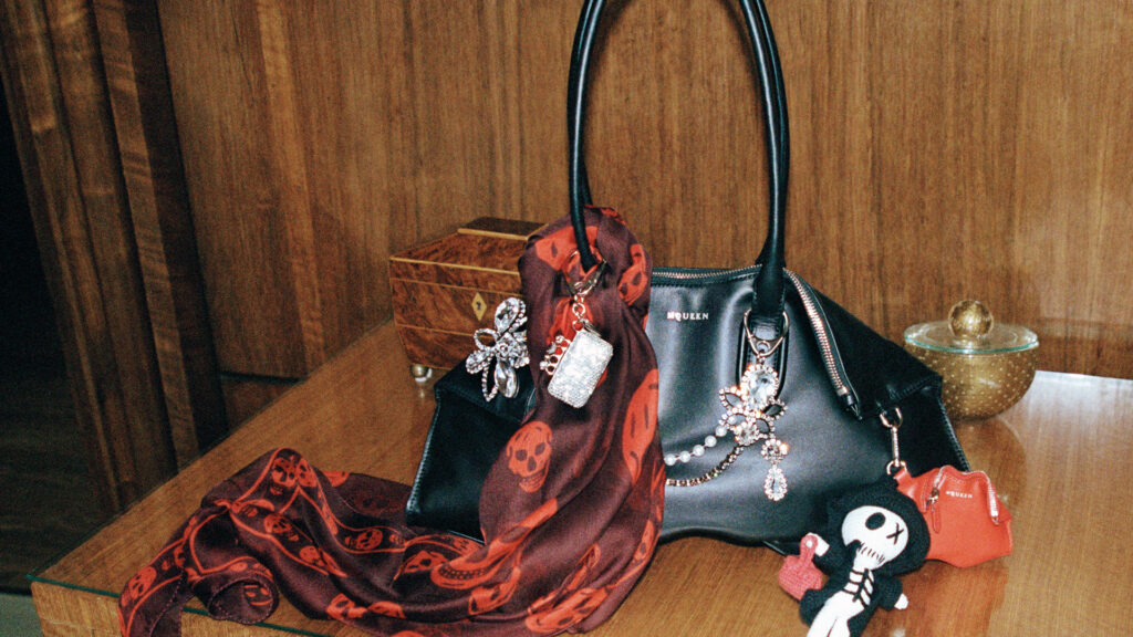 マックイーン(McQueen)、反逆とロマンスが交差する2026年春夏プレコレクションを発表 15 McQUEEN SS26 PRE CO HERO 1920 X 1080 34