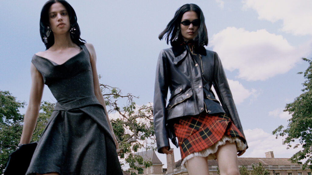 マックイーン(McQueen)、反逆とロマンスが交差する2026年春夏プレコレクションを発表 18 McQUEEN SS26 PRE CO HERO 1920 X 1080 9