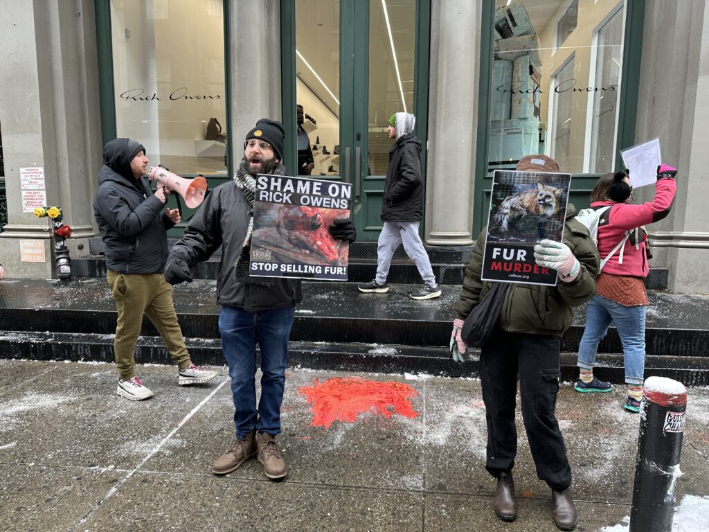 リック オウエンス(Rick Owens)、CAFTの抗議を受けファー使用を完全廃止へ 5 Media Credit: Coalition to Abolish the Fur Trade